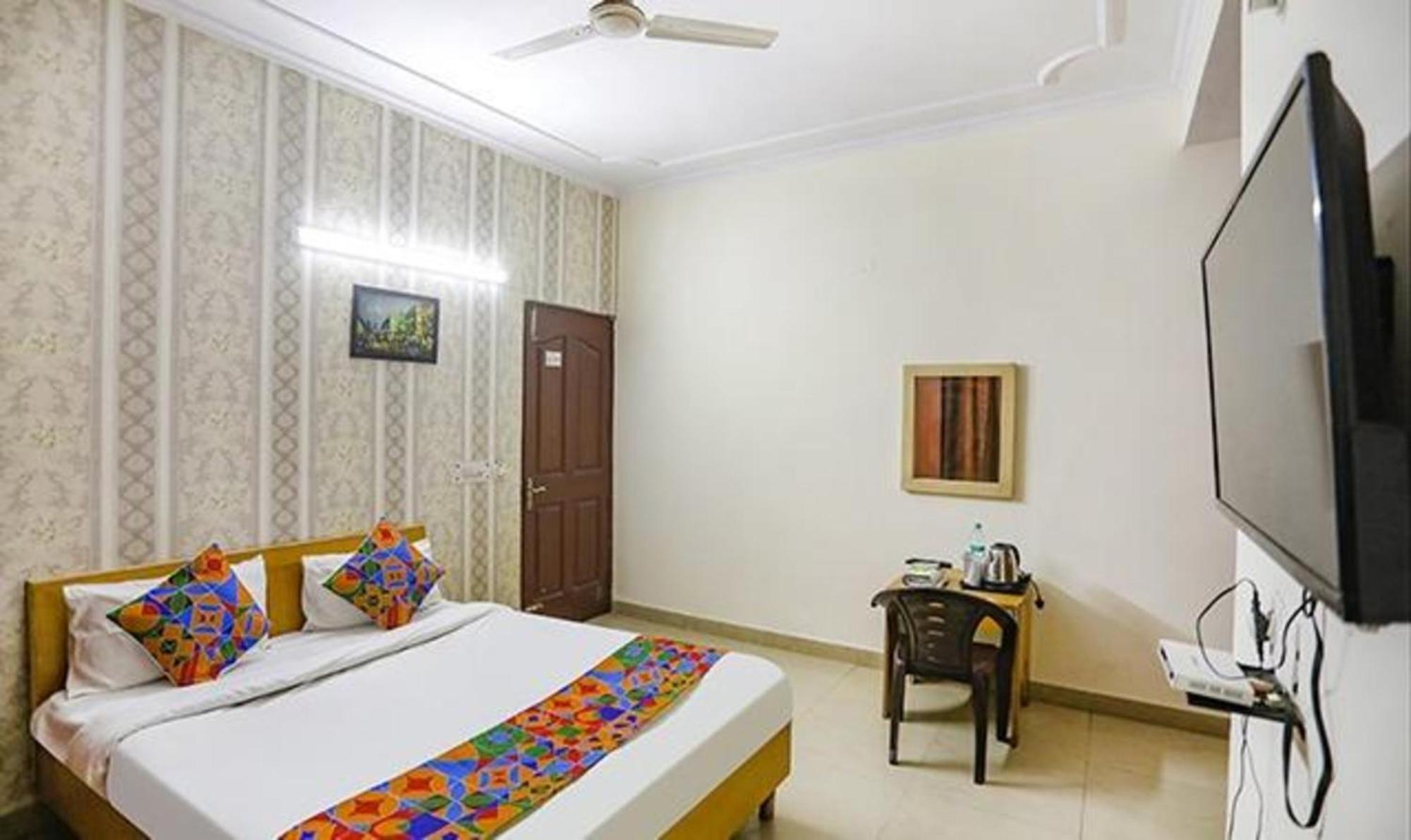 Fabexpress Ap International Hotel Noida Bagian luar foto