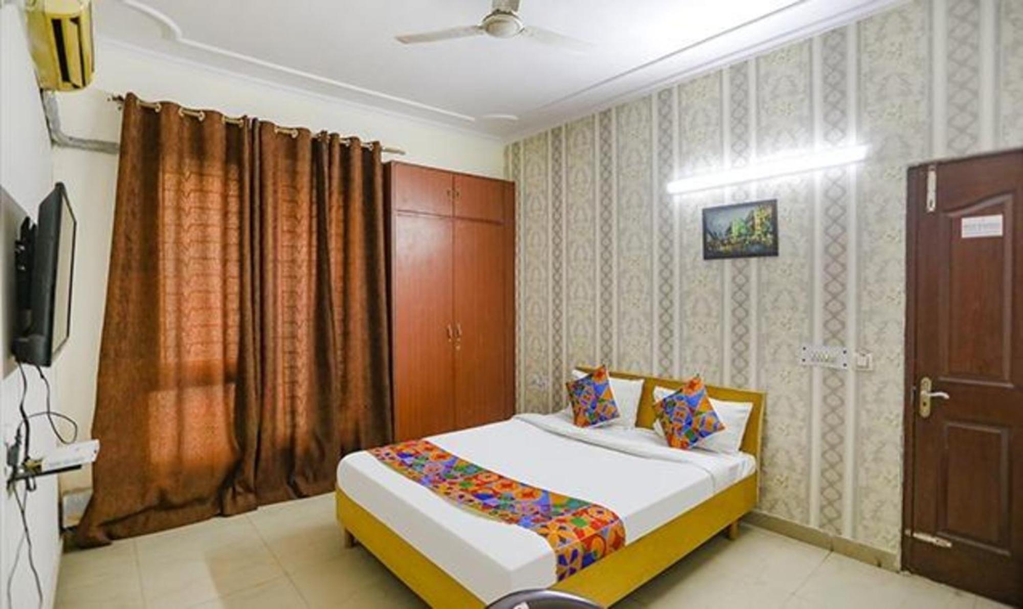 Fabexpress Ap International Hotel Noida Bagian luar foto
