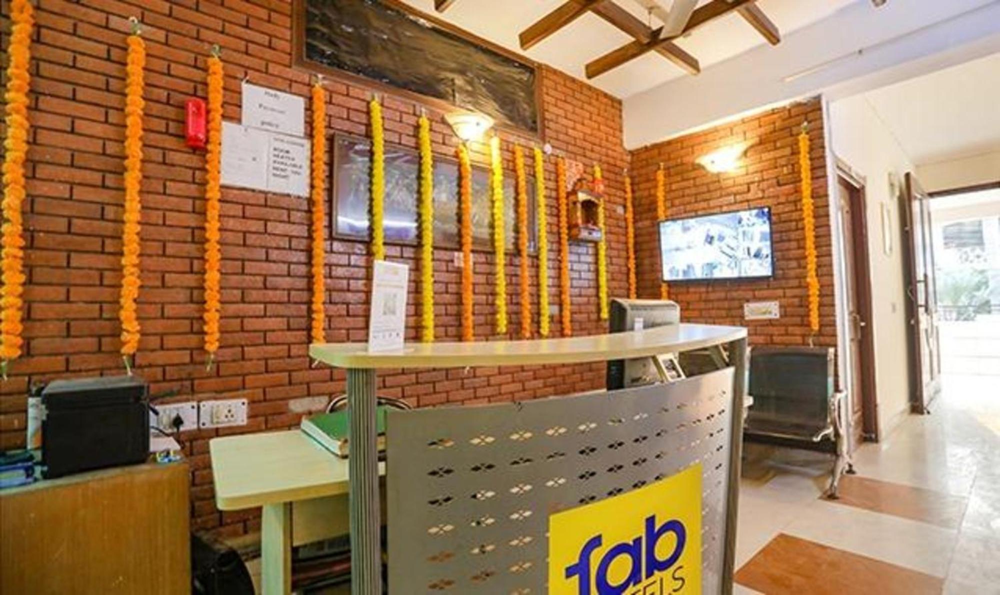 Fabexpress Ap International Hotel Noida Bagian luar foto