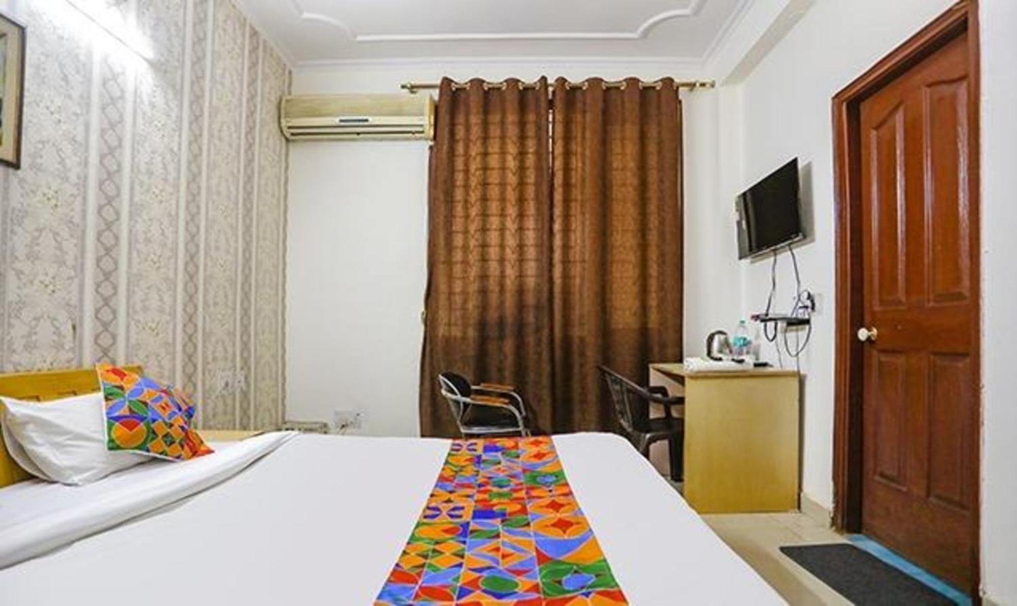 Fabexpress Ap International Hotel Noida Bagian luar foto